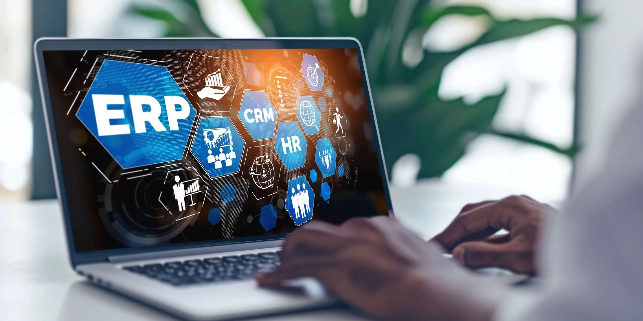 Interface de système ERP montrant les modules intégrés de gestion d'entreprise incluant CRM, RH et point de vente