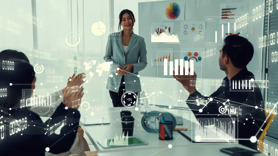 Équipe d'entreprise en formation discutant de stratégie avec un graphique projeté