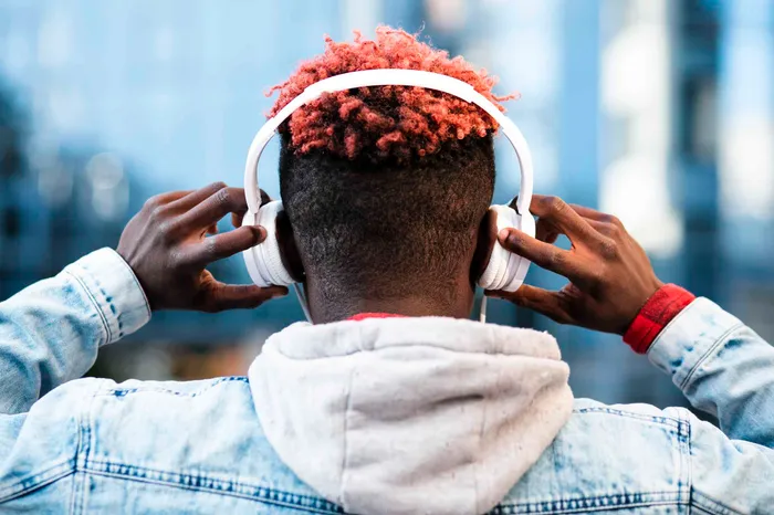 Homme avec casque audio â€” loi droit d'auteur Ouganda musique bars puce surveillance copyright Afrique