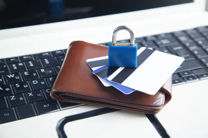 Cadenas, portefeuille et cartes bancaires sur un clavier, représentant les contrôles de sécurité d'entreprise