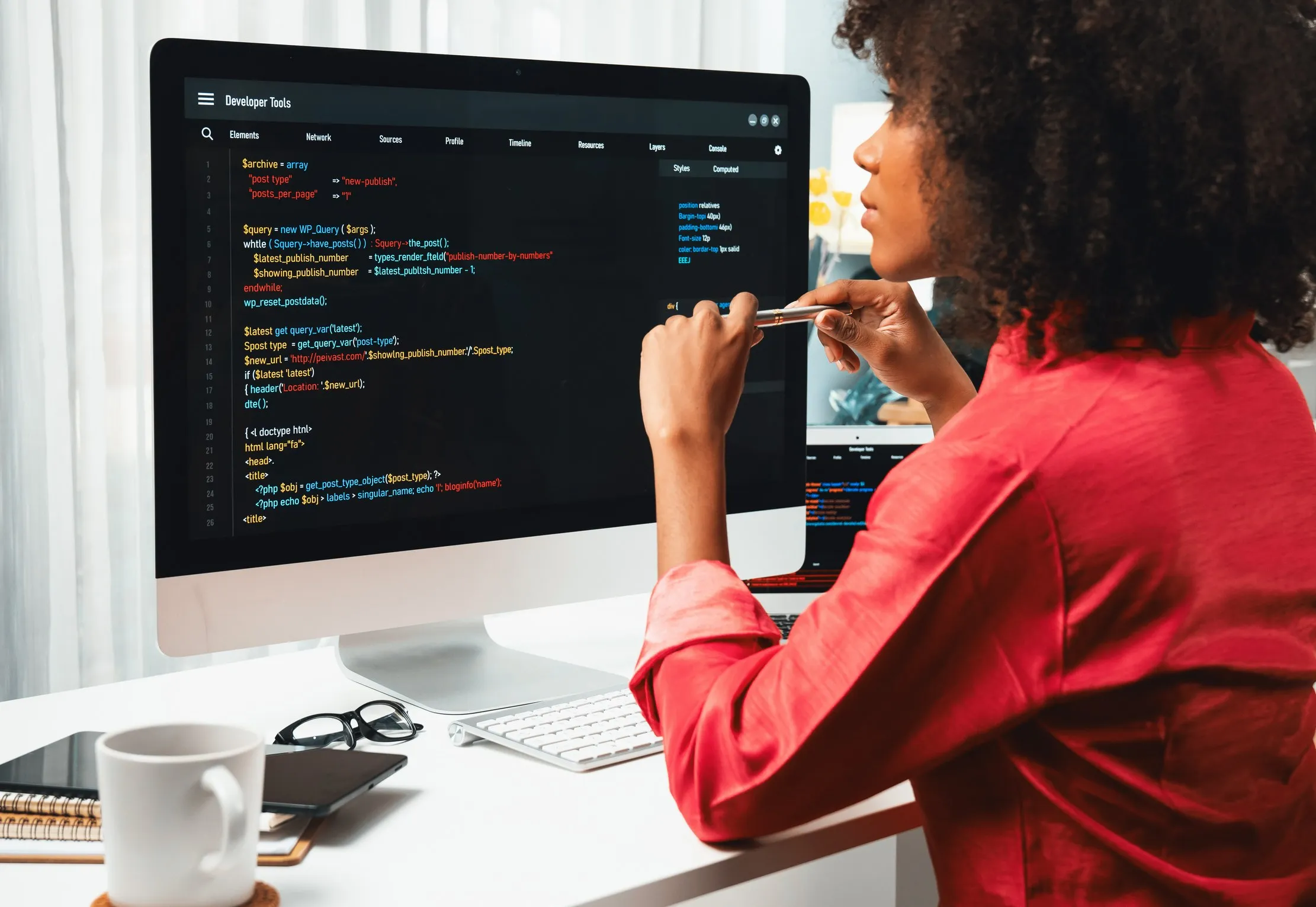 Equipe de livraison logicielle examinant le travail du projet sur écran