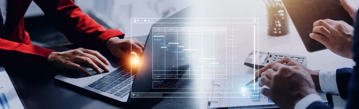 Chef de projet examinant un diagramme de Gantt et un calendrier de livrables pour un projet logiciel