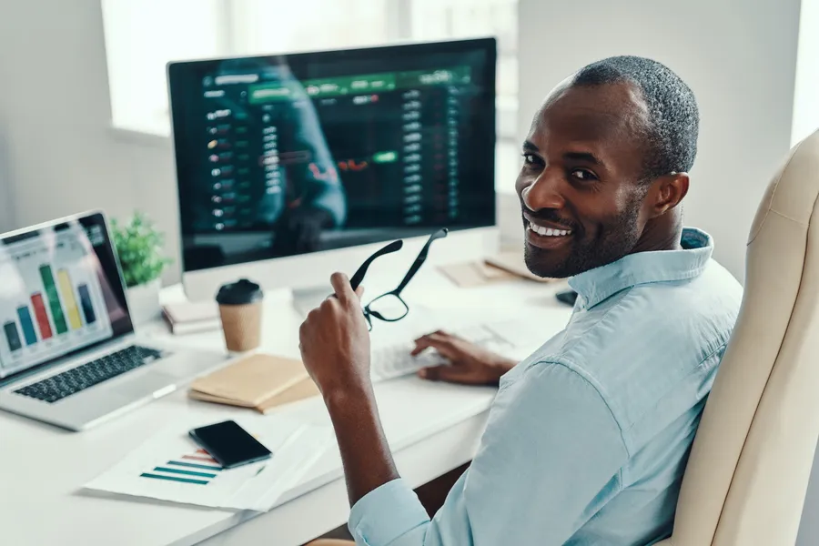 Décideur de PME au travail dans un bureau, illustrant un choix logiciel réfléchi et proportionné