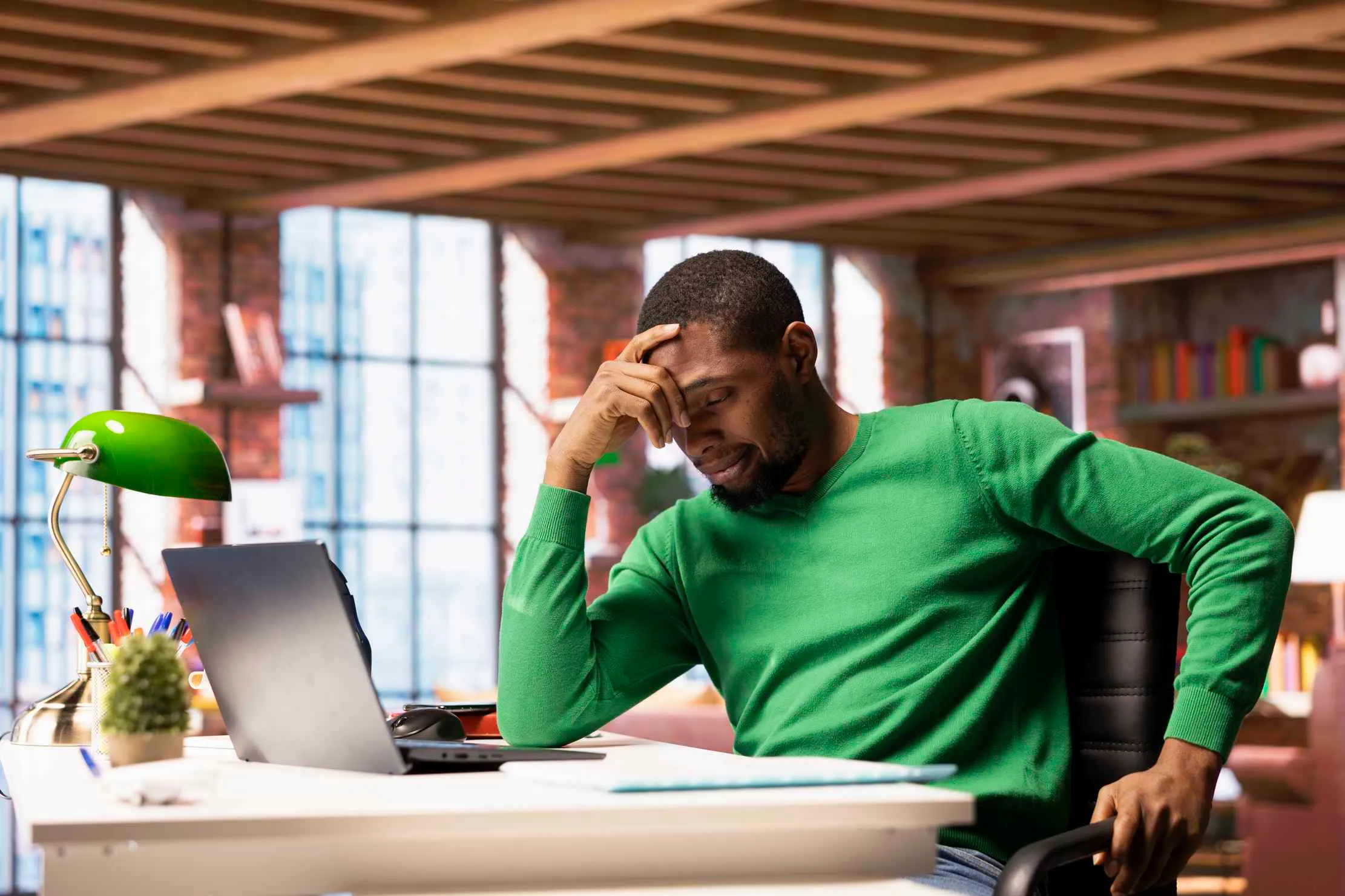 Chef d'entreprise vérifiant la vitesse de son site web sur ordinateur portable — améliorer la performance et réduire le taux de rebond