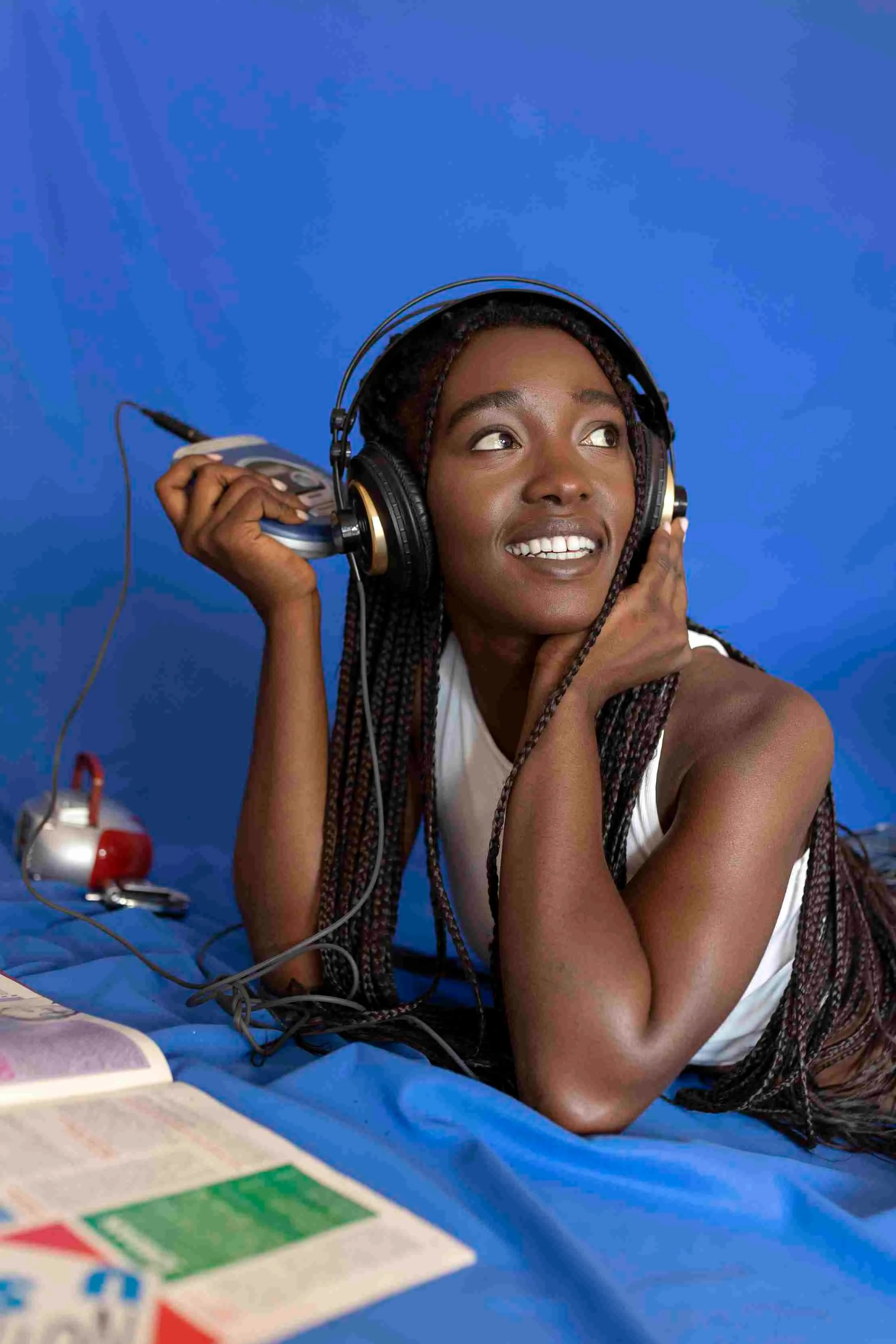 Femme avec casque audio de profil — plateformes streaming musique droits numériques Afrique