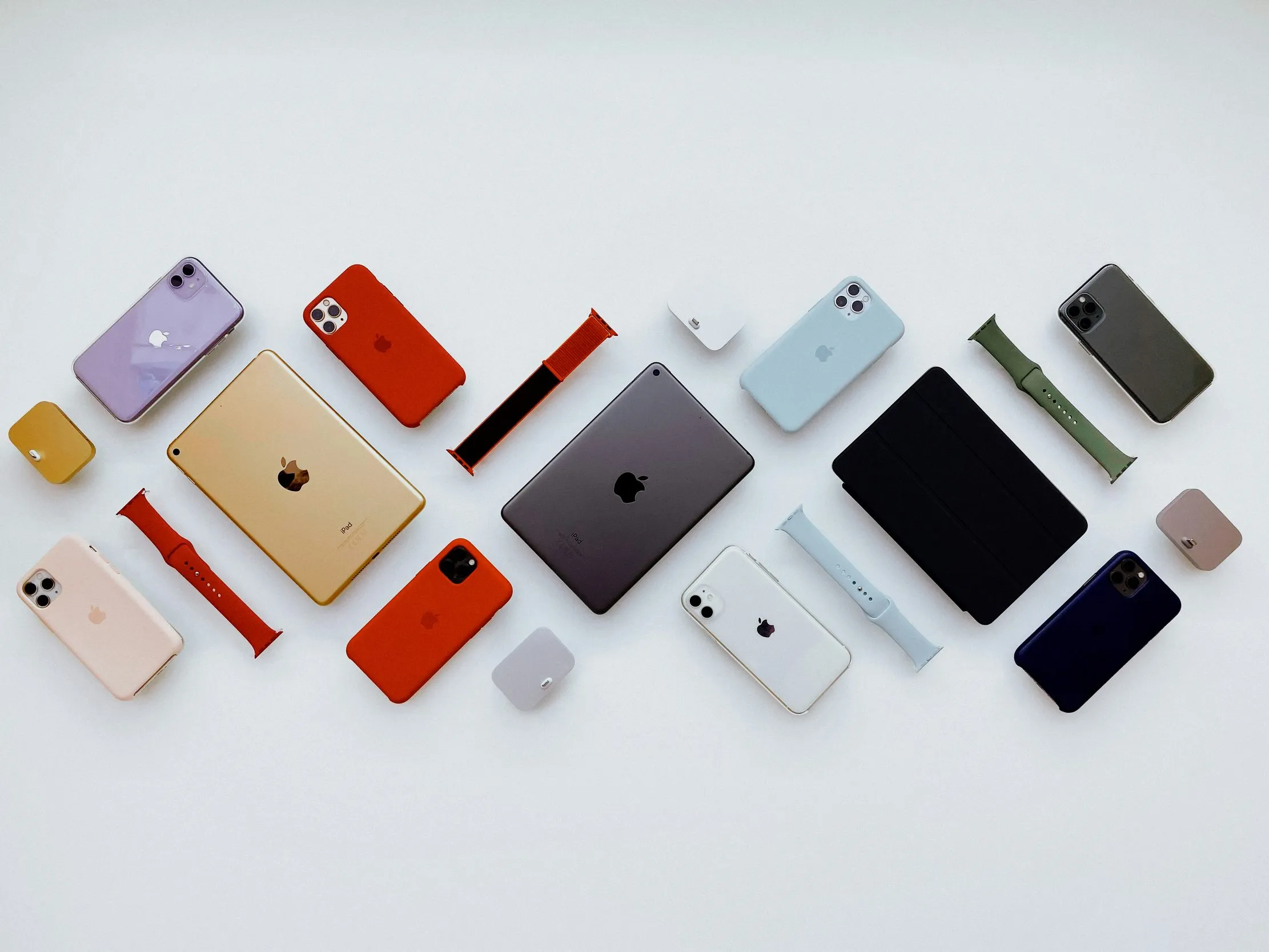 iPhone, iPad, Apple Watch et accessoires Apple disposes sur fond blanc