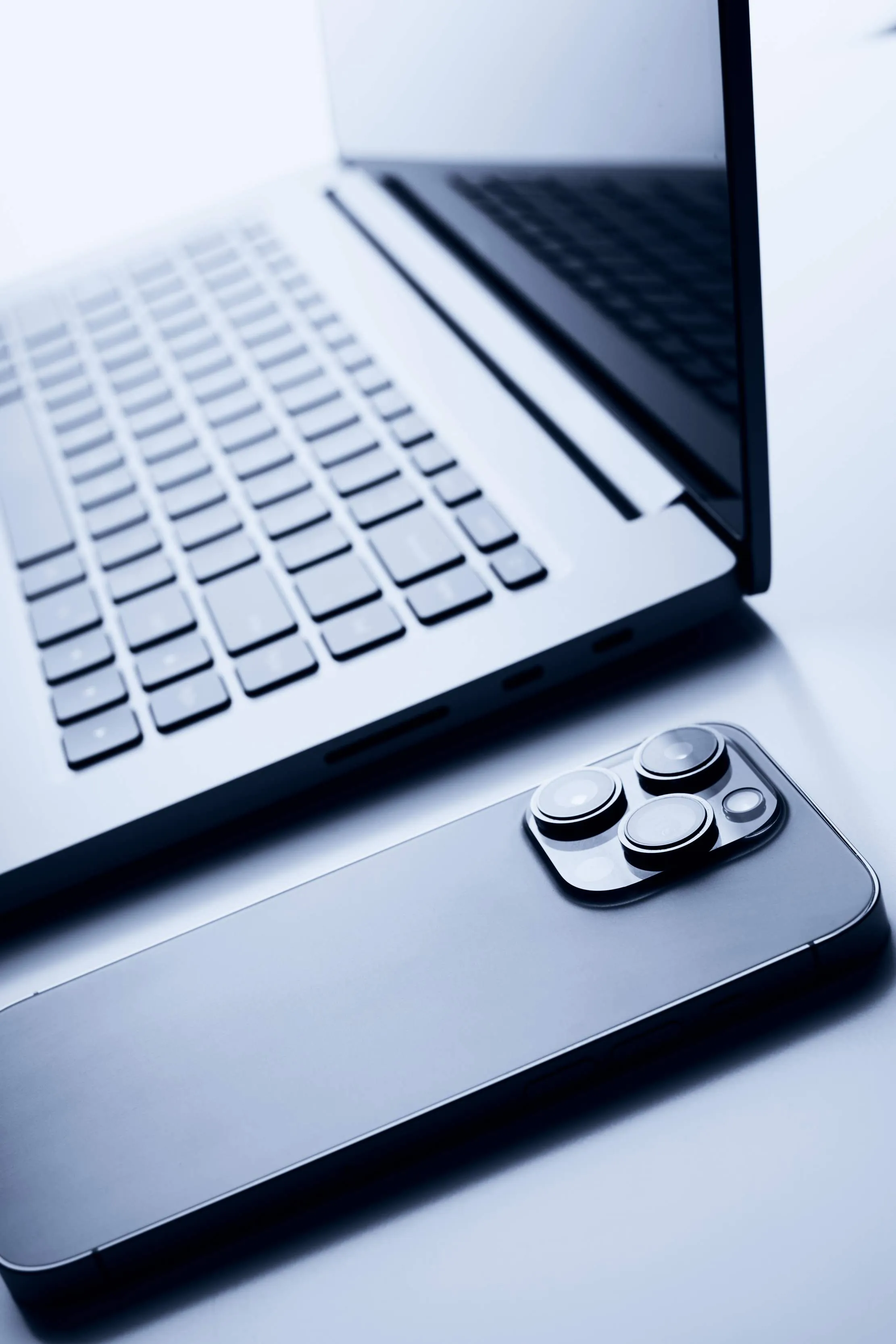 MacBook et iPhone dans un environnement de développement Apple